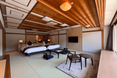 【錦帯橋ビューベッド付和室】畳にベッドの広々和室。