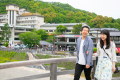 【錦帯橋】 滑らないように、と手をつないで渡るご夫婦・カップルも。