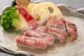 メインの『厳選・国産牛の陶板焼き』ほか、岩国寿司など『岩国の幸・郷土料理』をあわせた【当館おすすめプラン】