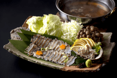 べにやのこだわり若狭牛のスープに新鮮なあわびをくぐらせ、しゃぶしゃぶでお楽しみください♪