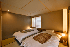 【次の間付客室（ベッド）】源泉半露天付 本間8畳＋6畳