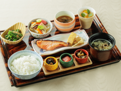 【和朝食】旬の焼魚や郷土料理"のっぺ"等、新潟のお米によく合う料理の数々に思わず「なまらうんめぇ♪」
