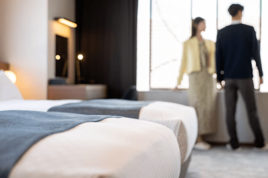 【Suite room】大きな窓に広がる絶景、二人の時間を優雅に演出