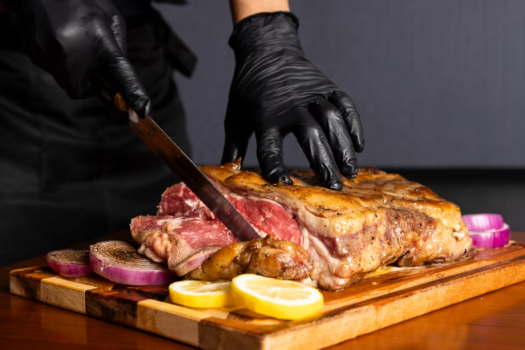 レモンと玉ねぎが引き立てるのは、シンプルながら奥深い「肉本来の旨み」 今、極上の一切れが目の前に。