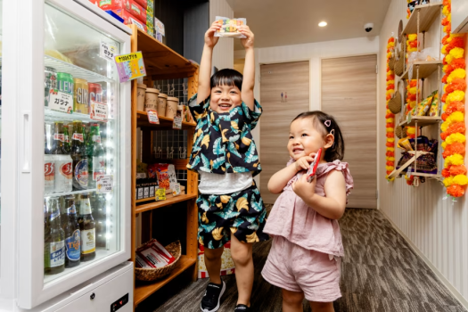 通常のスーパーで見かけないグローバルなおやつも販売。めずらしいおやつにお子様も思わずニッコリ。