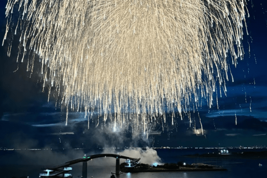 タワーホテル９Fのレストランから見る花火はまさに絶景！最高のディナータイムをお楽しみいただけます。