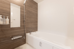 【バスルーム】お風呂は浴槽・洗い場も広々しており、小さなお子様がいても安心です。