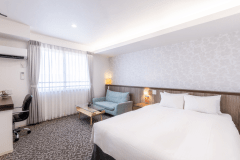 【ダブル】ビジネス利用にもおすすめ。荷物を置いても広々ご利用いただけます。