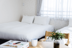 ベッドと枕は全室「シモンズ社製」。上質で、快適な眠りをお届けいたします。