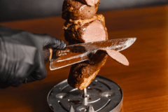 【シュラスコ】 低温調理でとろける柔らかさ。オリジナルテイストに仕上げた、ここだけの美味しさをどうぞ