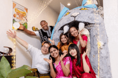 色んな国の「ようこそ」の言葉や服装でお出迎え。他のホテルでは見られない、個性たっぷりのおもてなし。