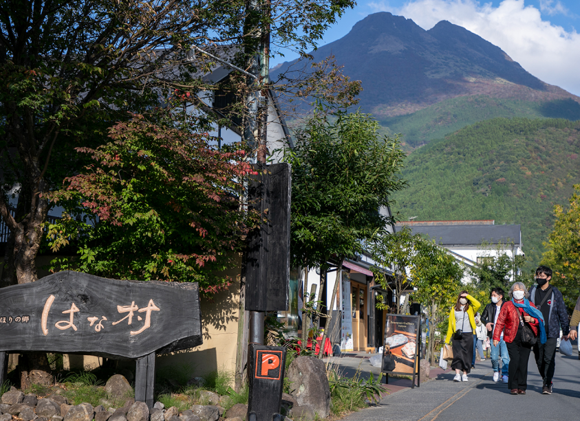 湯の坪街道沿いに位置するはな村。はな村を拠点に由布院散策をどうぞ。 湯の坪街道沿いに位置するはな村。はな村を拠点に由布院散策をどうぞ。