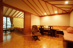 露天風呂客室『紫貴』　有馬藤（洋室）リビングと奥には寝室がございます