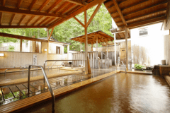 檪林の露天風呂『檪の湯』　檪林の中の別棟『檪の湯』にはジャグジーや蒸し風呂もございます