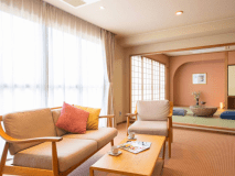 【モダンスイート】和室とツインが一部屋になった和洋室のお部屋