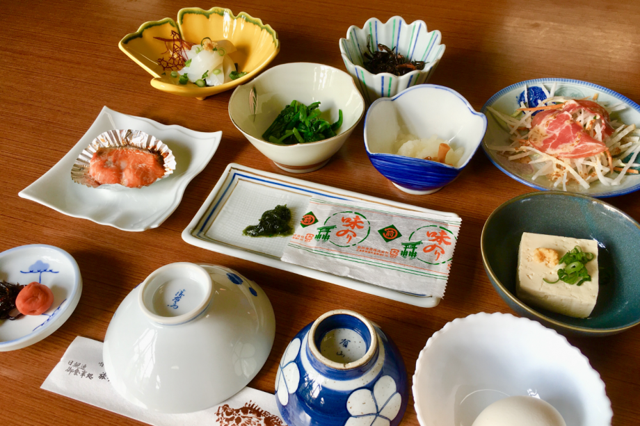焼き鮭やイカのお刺身など、ボリュームいっぱいです。お魚のアラで出汁を取ったお味噌汁も付きます◎ 焼き鮭やイカのお刺身など、ボリュームいっぱいです。お魚のアラで出汁を取ったお味噌汁も付きます◎
