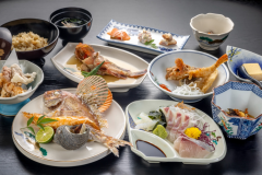 毎朝、島の漁師から直接仕入れた新鮮な瀬戸内の海の幸をふんだんに使った会席料理◎