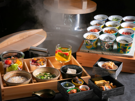 【ご朝食】 発酵食品を中心とした多彩でヘルシーな朝ごはん。薬味が豊富な五穀のお粥