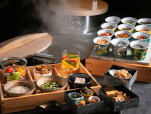 【ご朝食】 発酵食品を中心とした多彩でヘルシーな朝ごはん。薬味が豊富な五穀のお粥