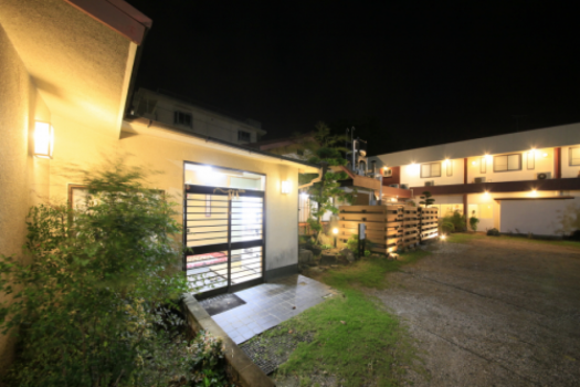 玉川の外観です。駐車場のある中玄関からの画像です。