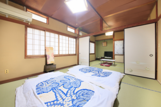トイレ共同、和室１４帖のお部屋です。ご利用人数のよってお部屋をご案内しております。