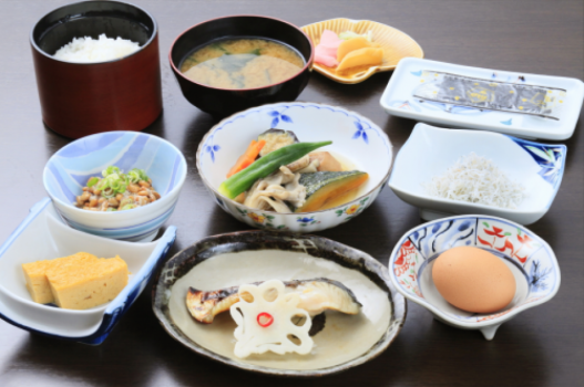 渥美半島自慢のお野菜を使用した煮物や焼き立ての出汁巻き玉子、鰆の西京焼きなどをお提供しております。