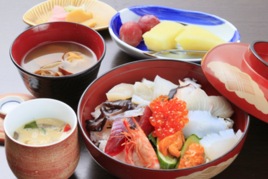 新鮮な魚介をふんだんに使った海鮮丼です。