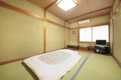 洋式トイレ付、和室６帖のお部屋です。