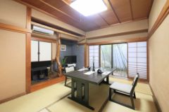 夕食時に使用する会食用のお部屋です。