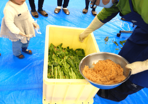 秘伝の味を漬け込みます