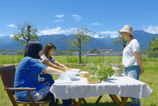 広い空の下、風を感じながら気持ちを開放