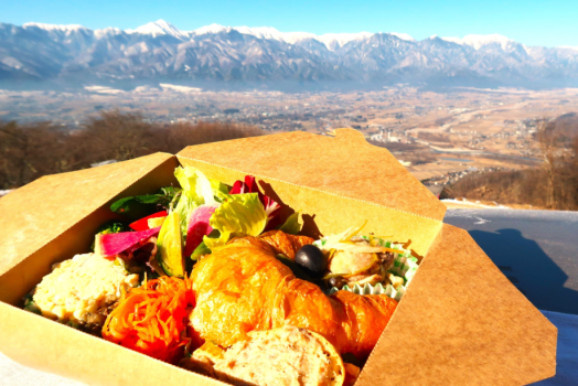 地元野菜がたっぷり入った人気レストランのランチBOXをご用意