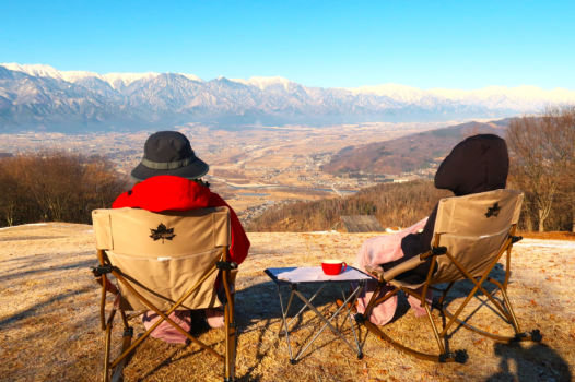ロッキングチェアーに座って温かいコーヒーを飲みながら、ゆったりとした時間をお楽しみください