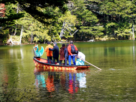 安曇野に流れる川の源流部である明神池に船で漕ぎ出し、中ほどでお水返し（樽のお水を池にお返し）をします