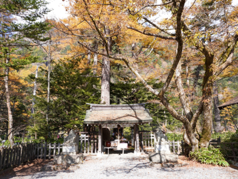 海神穂高見命(わたつみほたかのみこと)を御祭神とする穗髙神社の奥宮は、山の恩恵に感謝し山の安全を祈願する多くの人々が訪れています