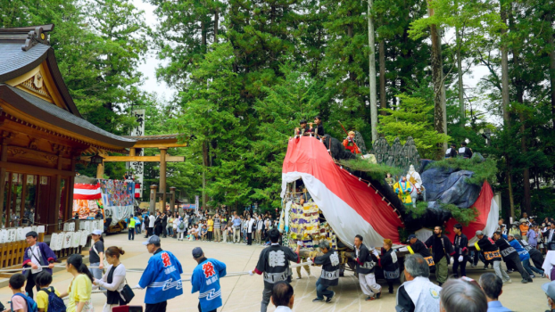 御船を本殿の前に３回曳き回し厳かに奉納します。その後、祭りはクライマックスを迎えます。