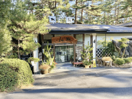 2,000坪の庭園では山ツツジや藤の花、松林など大自然の景色を目の当たりにできます