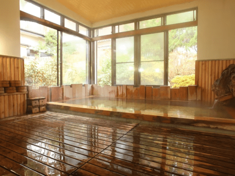 天然温泉の香り豊かな総檜風呂で心も体も癒してください