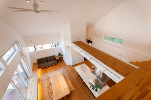 大きな吹き抜けがあるリビング