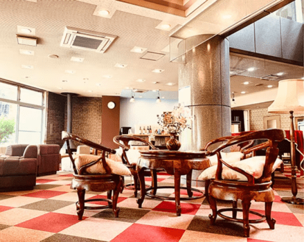 幻のスタインベルグピアノが置いてある、アンティークな落ち着きのあるロビー