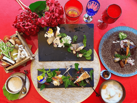 夕食一例(イメージ)　信州サーモンやきのこ、地元の食材を生かした和洋折衷創作お料理をお楽しみください