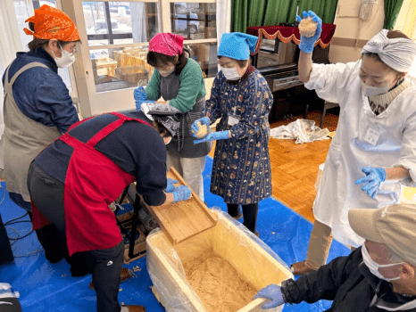 みそ種を樽に投げ入れていきます　空気が入らないように勢いよくがコツ