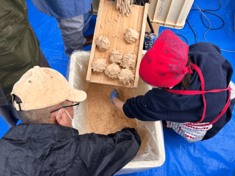 作業は皆さんで分担しながら、交代しながらで進んでいきます