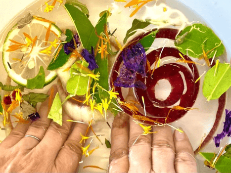 できあがった花の器に温かいお湯を入れてハンドバス。体がぽかぽかしてきます