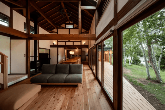 木のぬくもりを感じる開放的な空間でゆったりと過ごすことができます