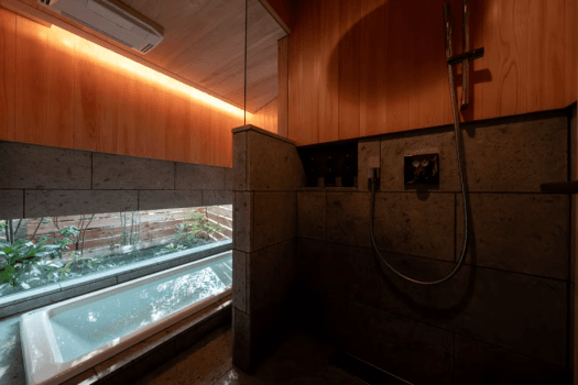 檜と十和田石を使用したバスルーム