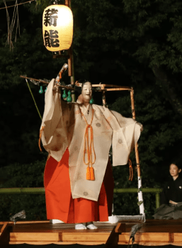 夏の夜の帳が下りるころ、薪のかがり火に照らされる薪能。
今年のテーマは、「かがり火に浮かぶ恋うる情」。