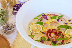 好みの香りがするドライハーブなどを器に入れると、素敵な花模様にできあがります