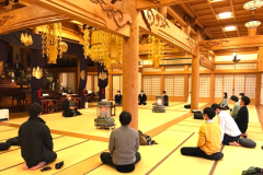 足を組みますので、ゆったりとした服装をおすすめします