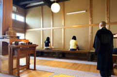 足を組みますので、ゆったりとした服装をおすすめします